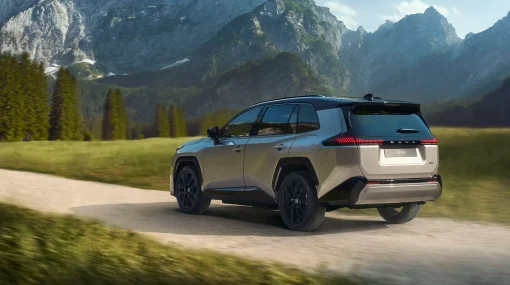 RAV4_010_HEV_26_WEB_crop