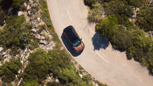 Toyota Yaris Cross līkumā no augšas
