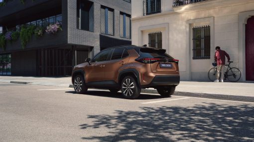 Toyota Yaris Cross pilsētas ielā