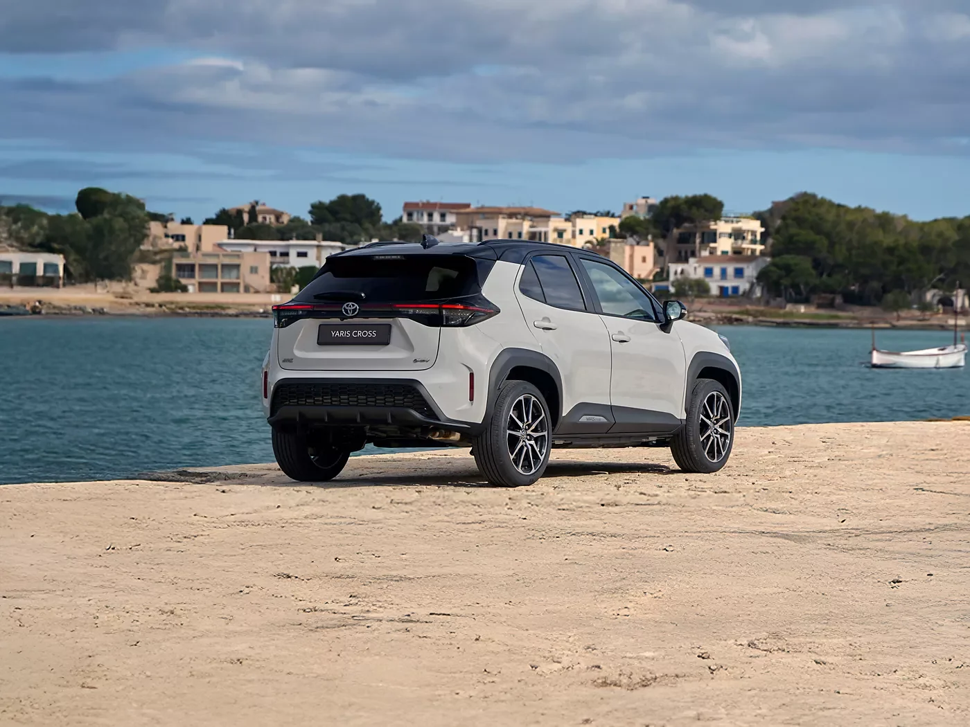 2024-yaris-cross-dynamicgrey-dpl-static16_Medium-Landscape